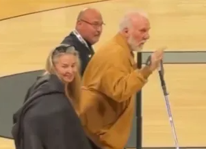 美国篮球媒体更新社媒晒出前马刺教练波波维奇的最新个人动态：波波维奇近期拄着拐杖