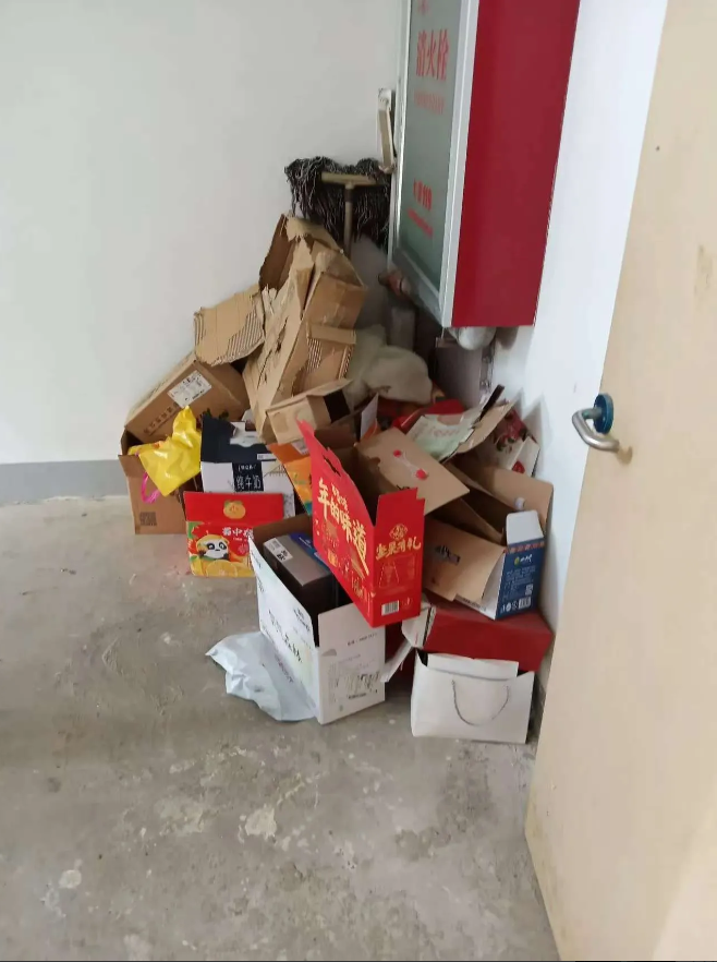 大早上睡得正香，楼道里突然吵起来，直接把我吵醒了。开门一看，原来是邻居老太太和物