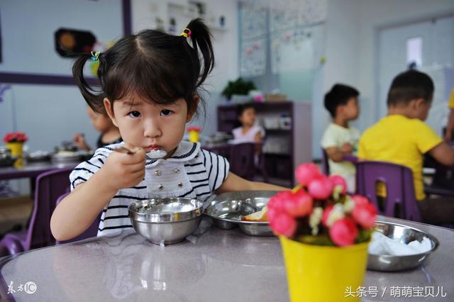 幼儿园老师让带水果, 家长送了一个大榴莲过去, 上课时, 孩子哭了