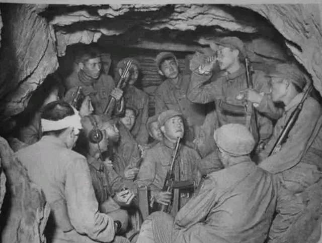 1951年5月27日，180师突围失败，15名战士抢敌军物资挖山洞过冬，在这种艰