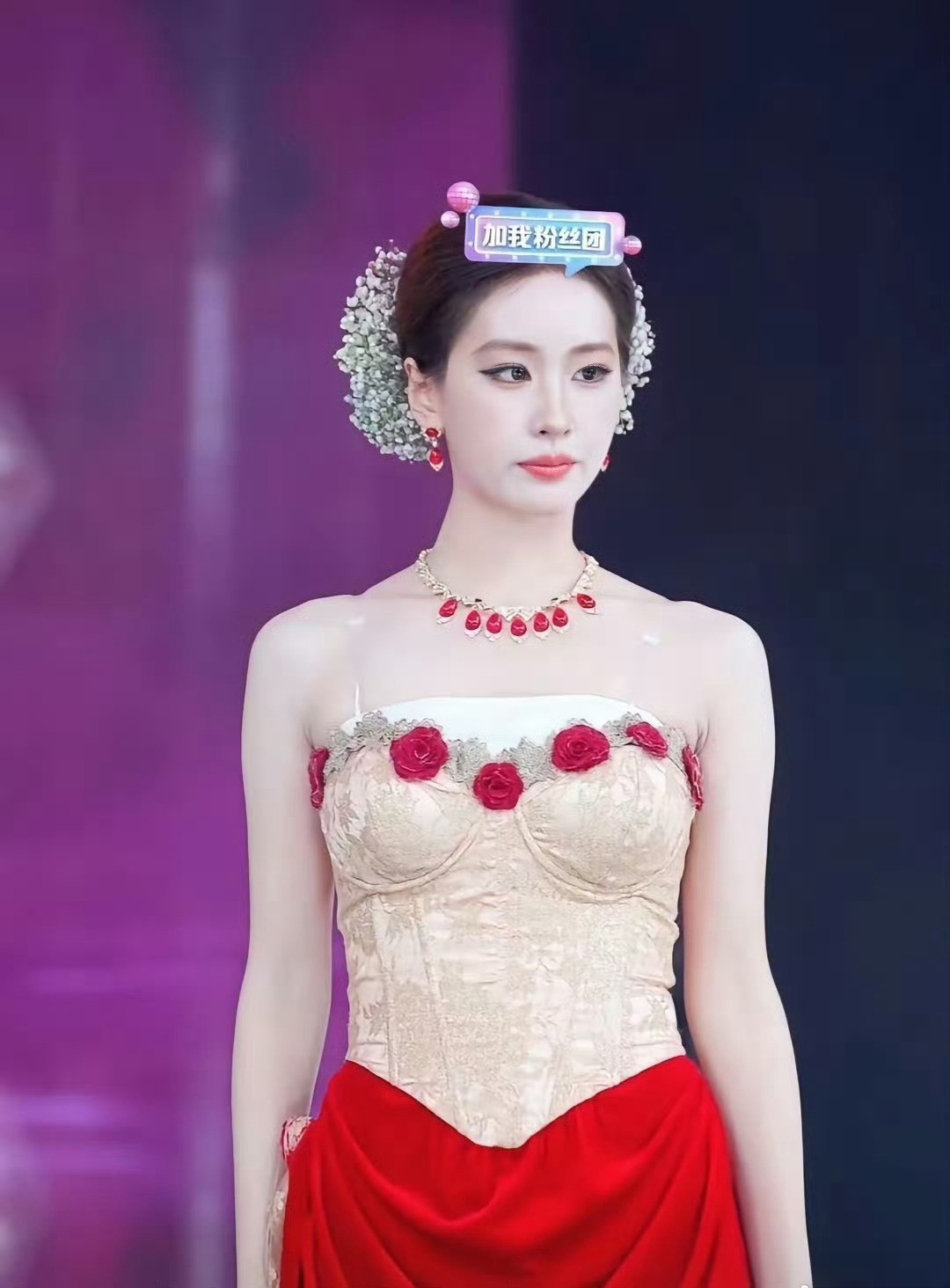 这个仿妆刘亦菲的团播，直接把满天星造型半永久了不过流量确实蛮好直播间每次刷到