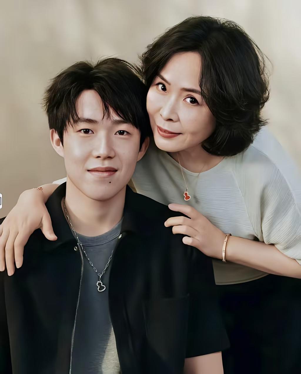 最美的妈妈，最帅的儿子。王楚钦和妈妈合影照曝光太温馨有时候真觉得，儿子像不像