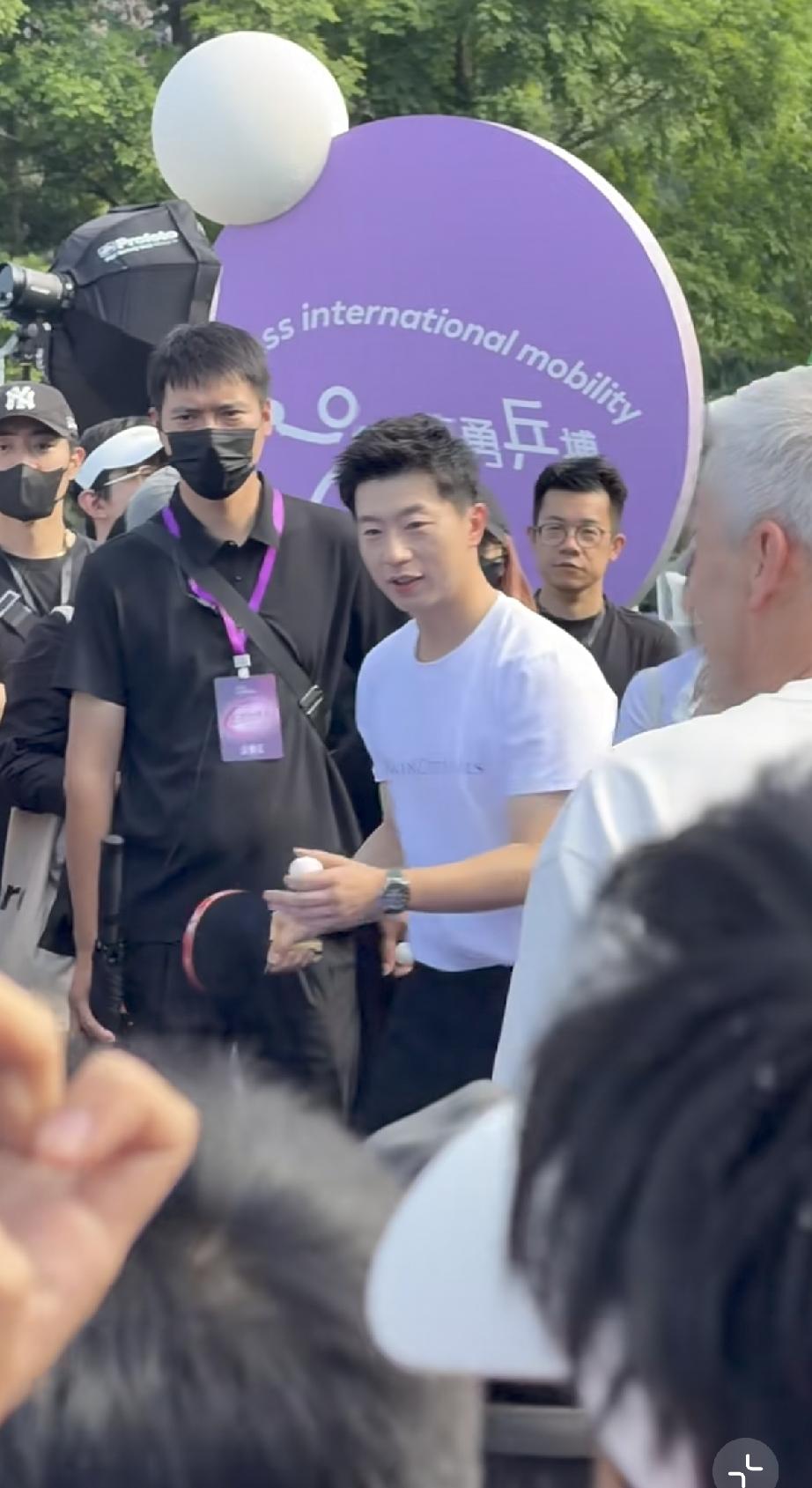 5月29日，马龙在复旦教学生打乒乓球一点都不用力，跟文韬打球时总是让对方赢，而他