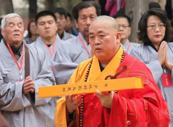 【释永信被带走，少林寺的“金钟罩”终于破了！】引言：少林寺的钟声