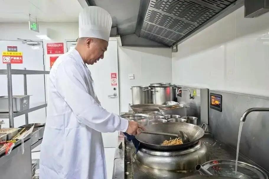 17元高铁盒饭来了！最近，中国铁路成都局集团于近日在管内动车组列车上新推出两