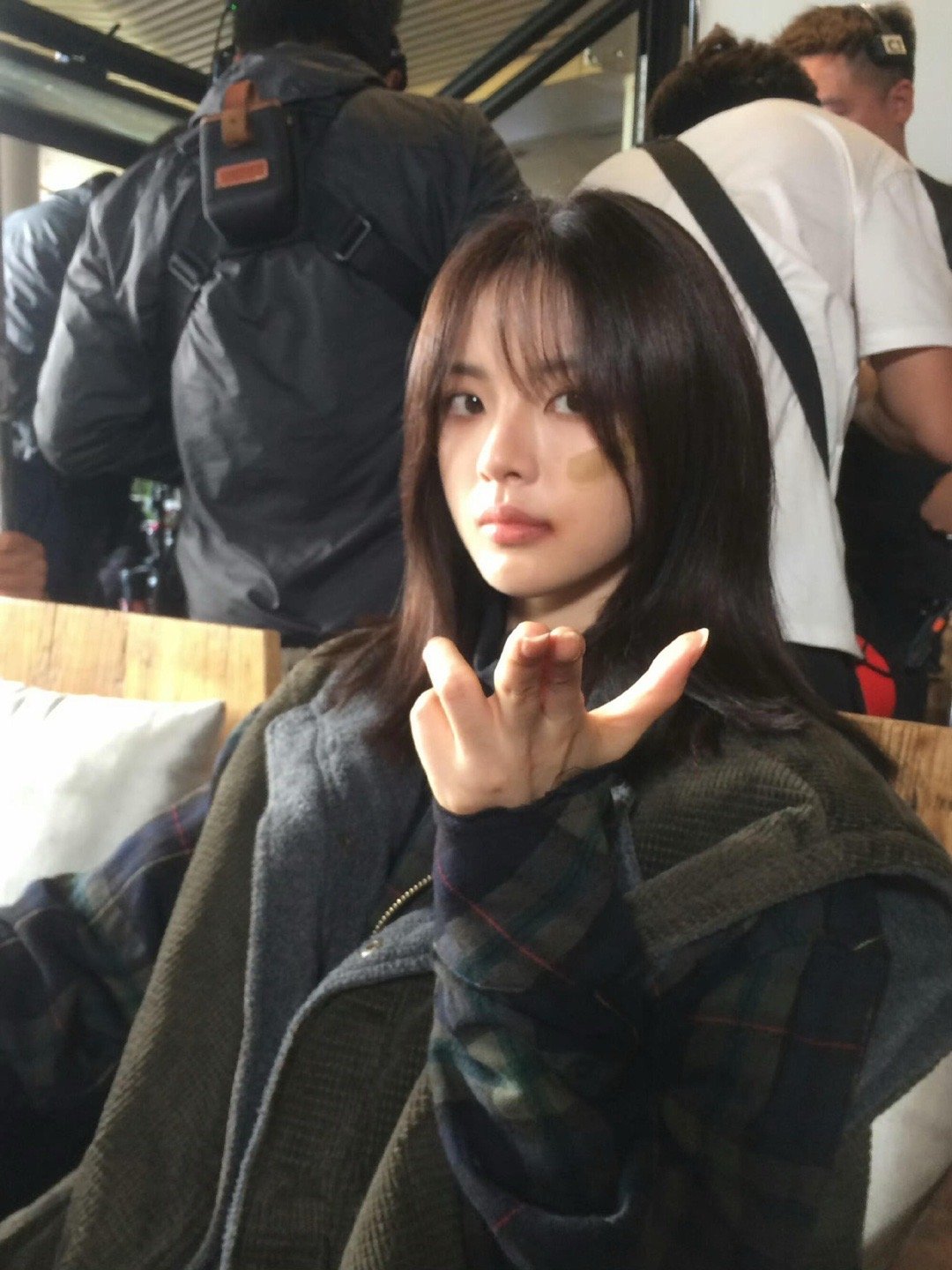 杨超越好适合这种素素的丧丧的带着随性的少年感路透也很像翻拍我的大叔，特别韩剧范