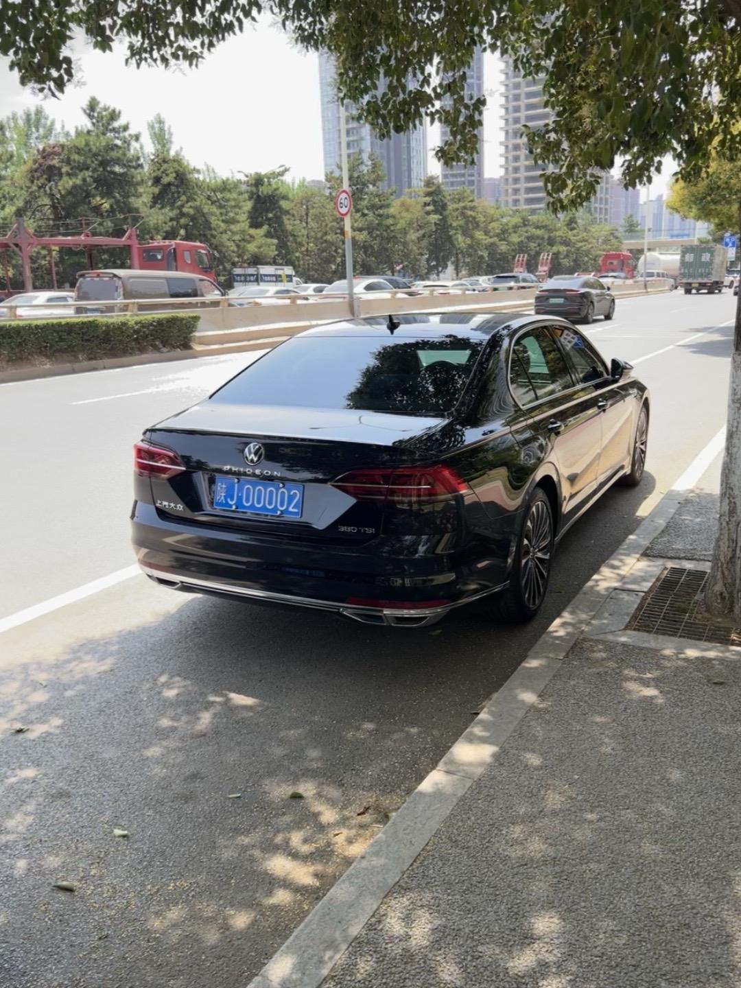 “能从暴雨中走出来的，靠的从来不是伞”