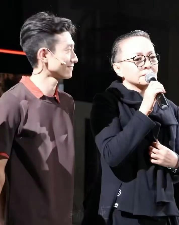 宋丹丹看张一山话剧哭到攥破纸巾：这小子，把日子演活了！昨晚北京鼓楼西剧场，宋