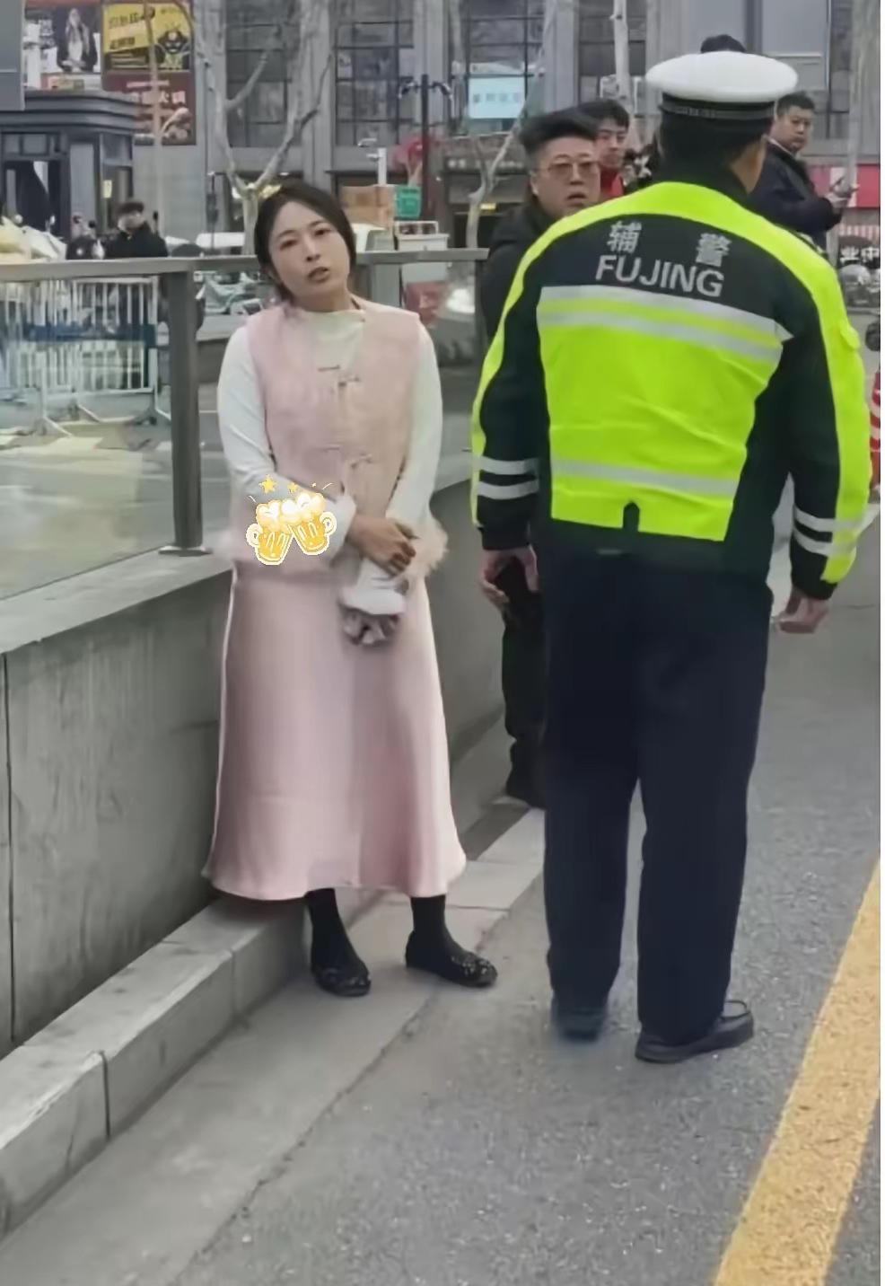 扬州万象汇那一巴掌，真是把人性底线拍得震天响。晚高峰的拥挤单行道，自己强行加塞刮