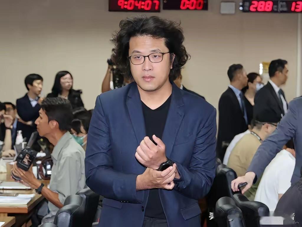 在德国联邦议院的正门口，沈伯洋扯着嗓子大喊“来抓我呀”，这出戏演得可真是夸张