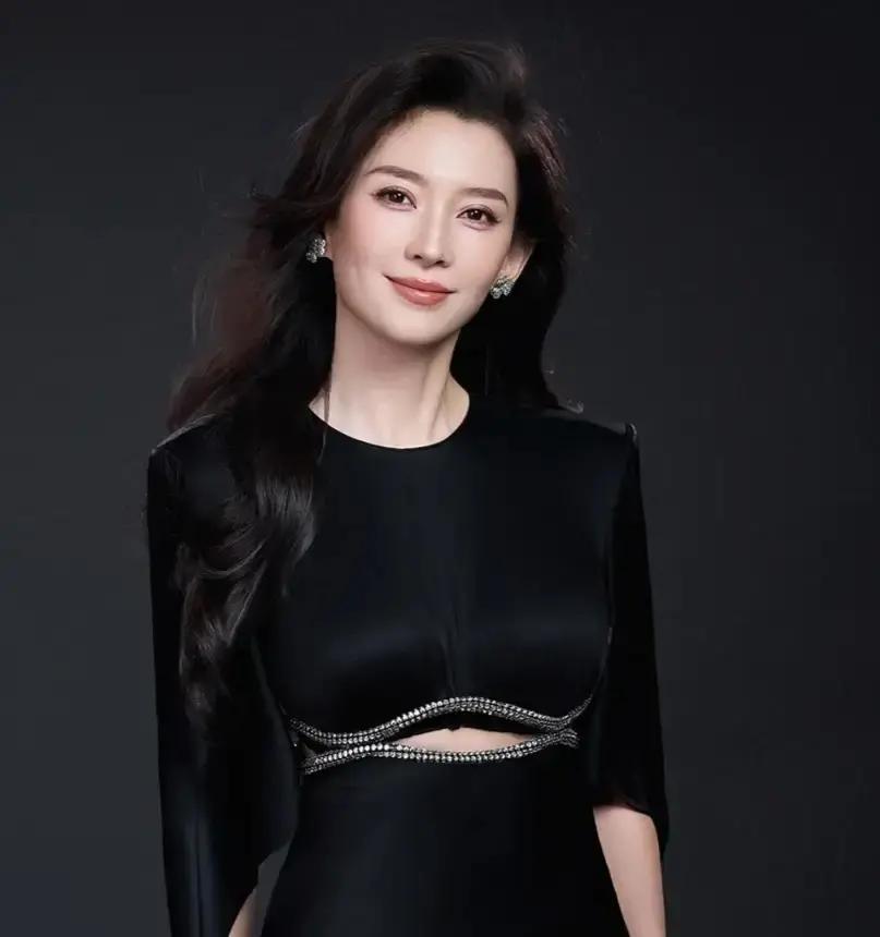 我能接受森林北恋爱。也能接受她各取所需。可很多人没注意，她二十出头就上过《