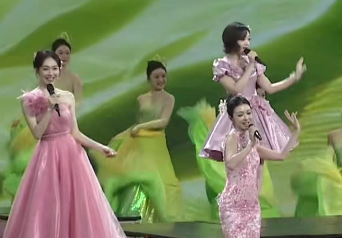 薜凯琪也是神了，就简单的唱个歌，她也能扭出个风情万种来。春晚节目彩排曝光，十个