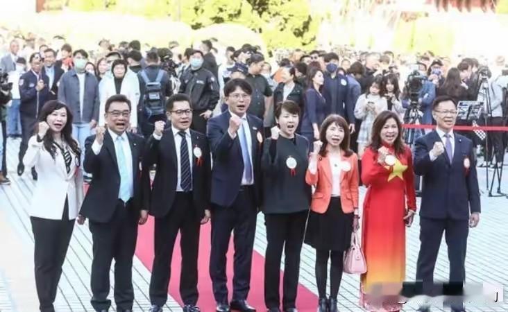 新会期民众党党团总召由陈清龙接任，不是陈昭姿！大家都一直担心柯文哲让陈昭姿做