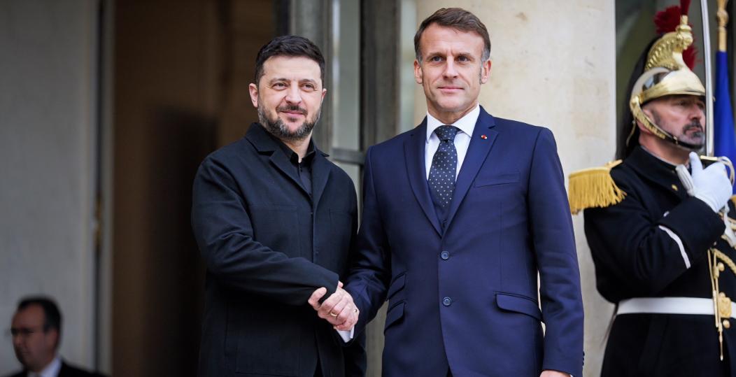 当地时间12月1日，泽连斯基抵达法国爱丽舍宫，与总统马克龙进行交谈。泽连斯基