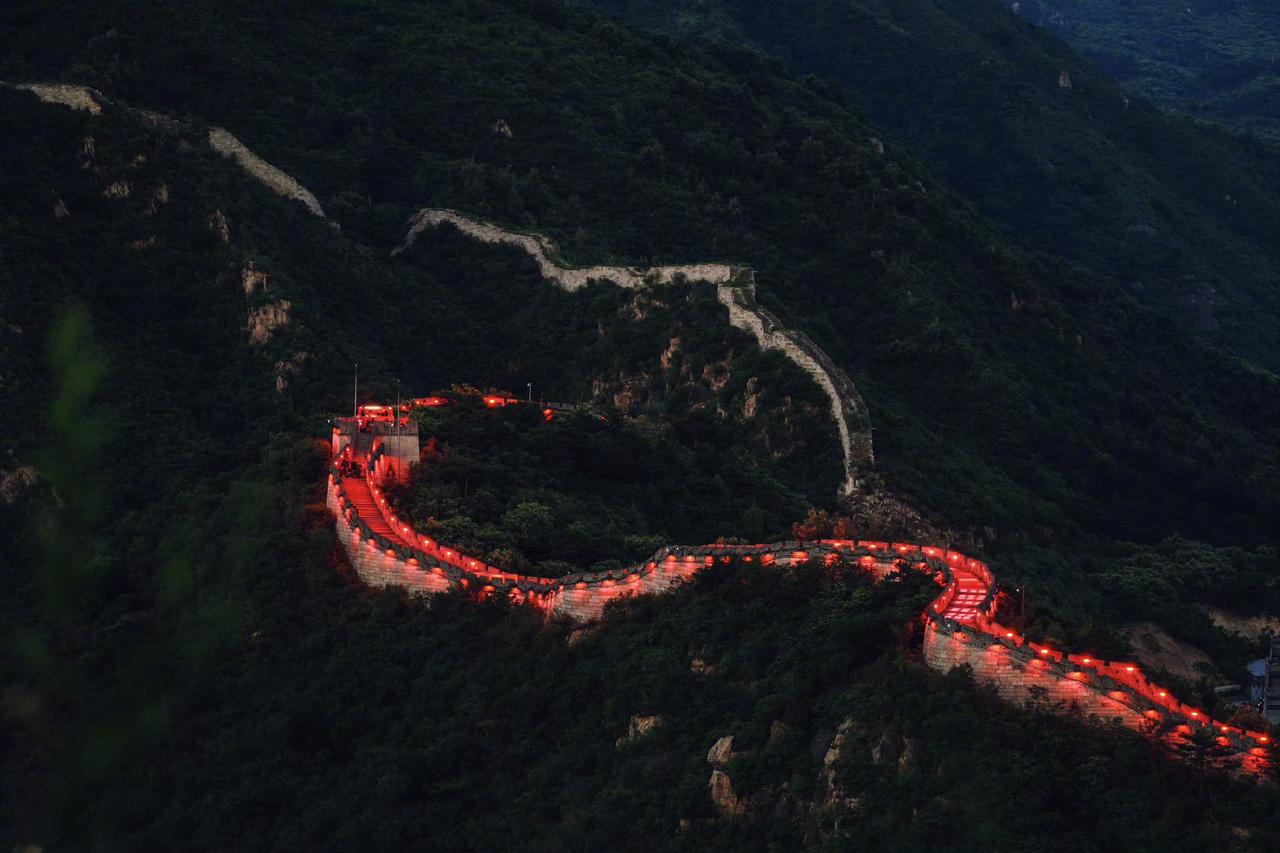 夜幕下的长城，灯火辉煌，壮丽如画！长城旅游照长城晨景长城生活照爬长城拍照