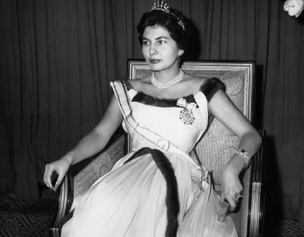 “他家是真的有王位要继承”，1958年，年仅26岁的伊朗王后索拉娅被废，曾经高高
