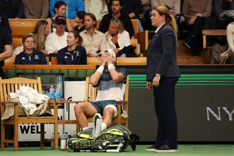 ATP斯德哥尔摩站男单半决赛对阵安贝尔的比赛中，鲁内在第二盘6-4、2-2、4