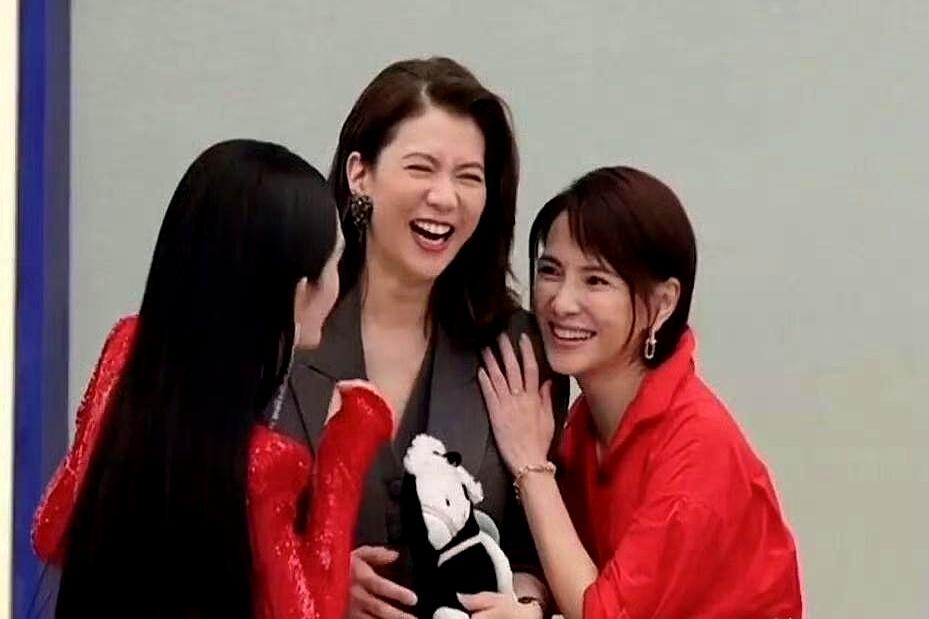 一个人靠不靠谱，看啥？别看他说啥，要看他为谁破例。谢娜请了袁咏仪那么多次《浪