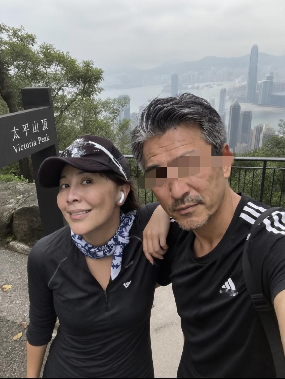 9月3日，刘嘉玲在香港太平山顶跑步被偶遇，与路人合影，无修图脸上皮肤不怎么样，有