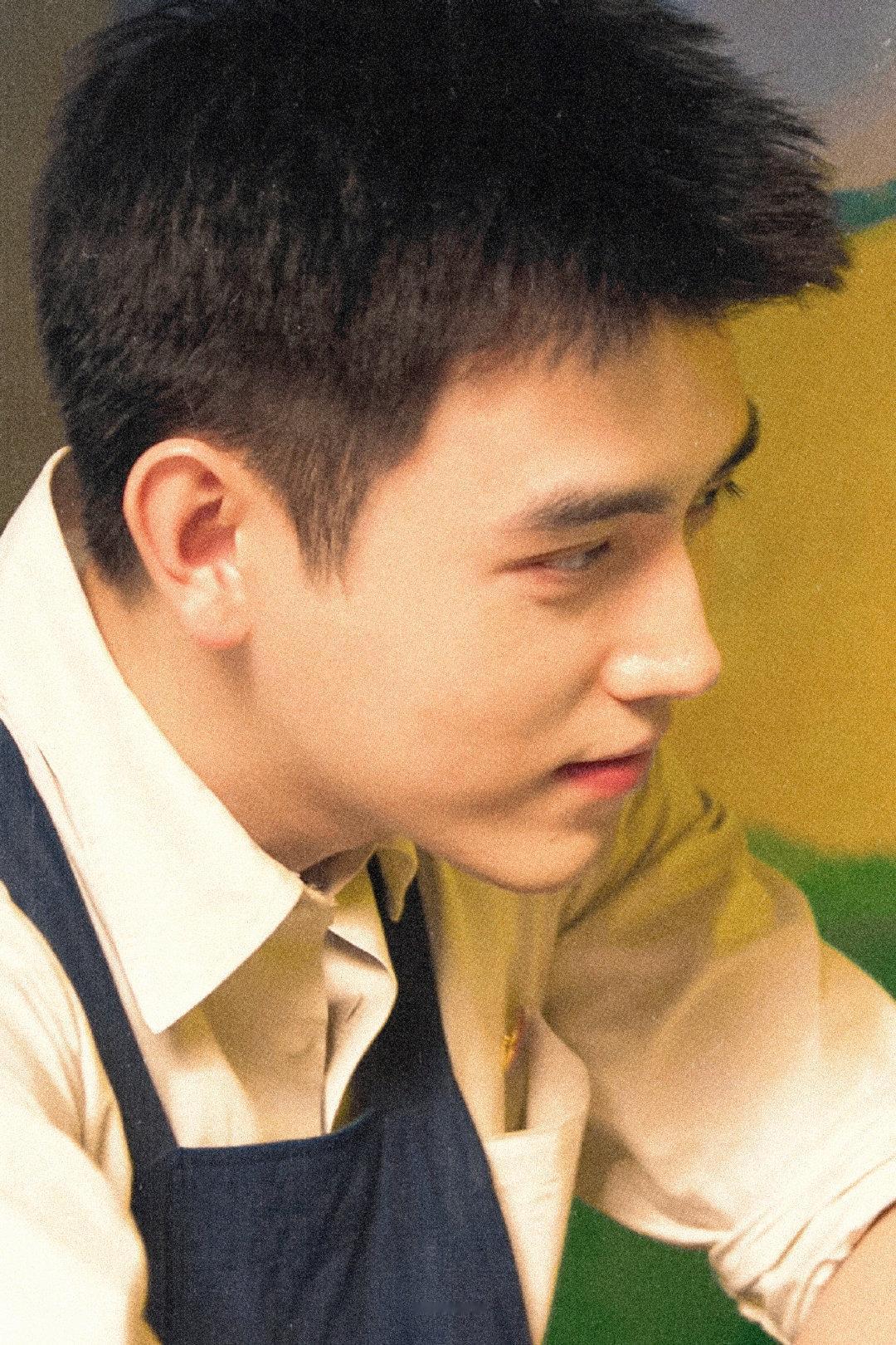 陈飞宇演技陈飞宇演技🉑️这次演的方穆扬真的让人眼前一亮。剪板寸、穿旧工装，彻底