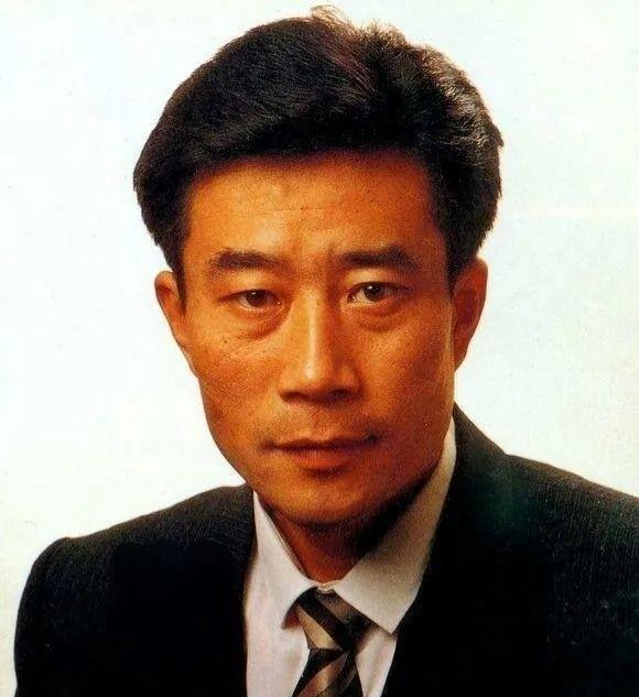 1990年，导演请李雪健主演焦裕禄。不料，焦裕禄的妻子得知后，立马摆了摆手，连连
