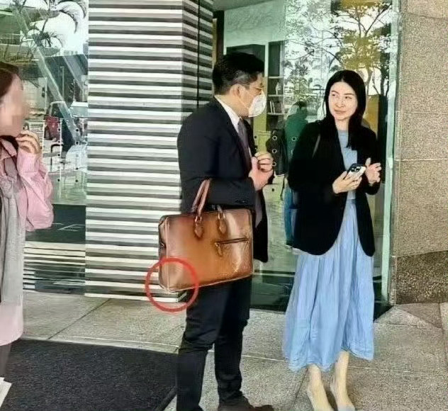 郭晶晶的老公霍启刚私下不是一般得节俭，公文包磨成这样还在背，真不像豪门公子哥，果