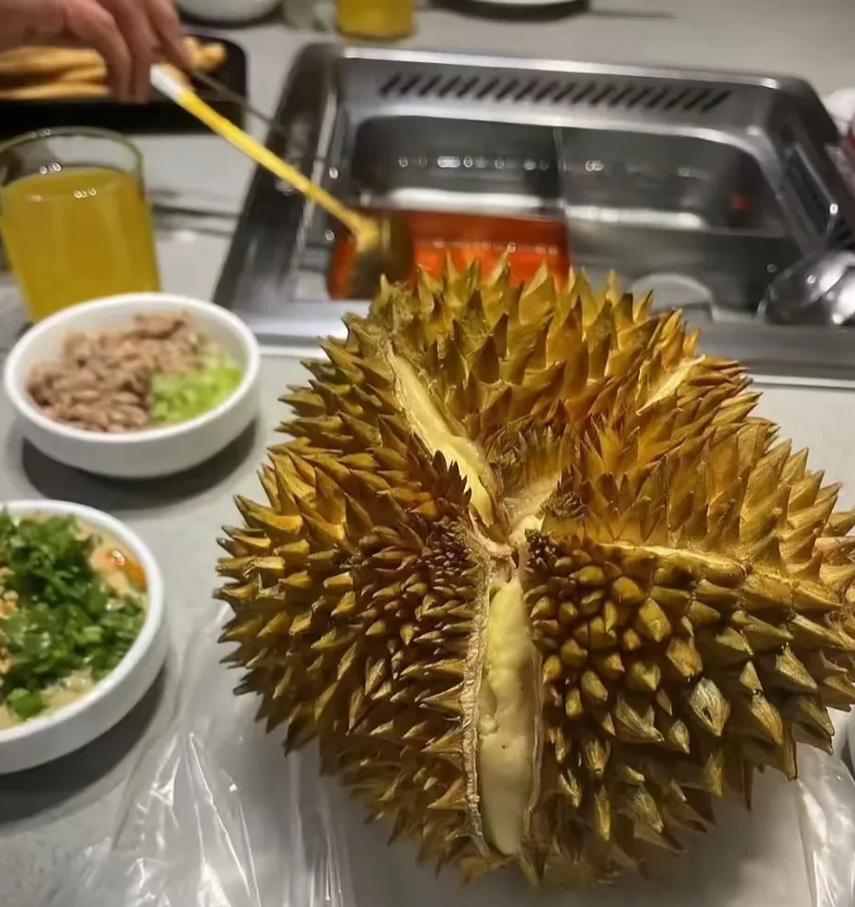 四川成都，有一名女子到超市买菜，看到水果货架上摆放着很多榴莲，没有开裂的榴莲每斤