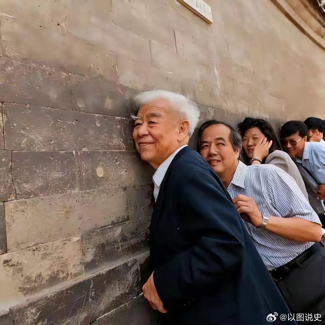 1992年5月，87岁的吴大猷在弟子李政道陪同下，游览天坛回音壁，一同将耳朵贴在