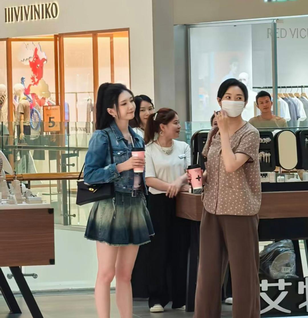 江疏影在成都万象城购物，两条腿又白又细，身材太好了，女明星确实要好看过普通人！