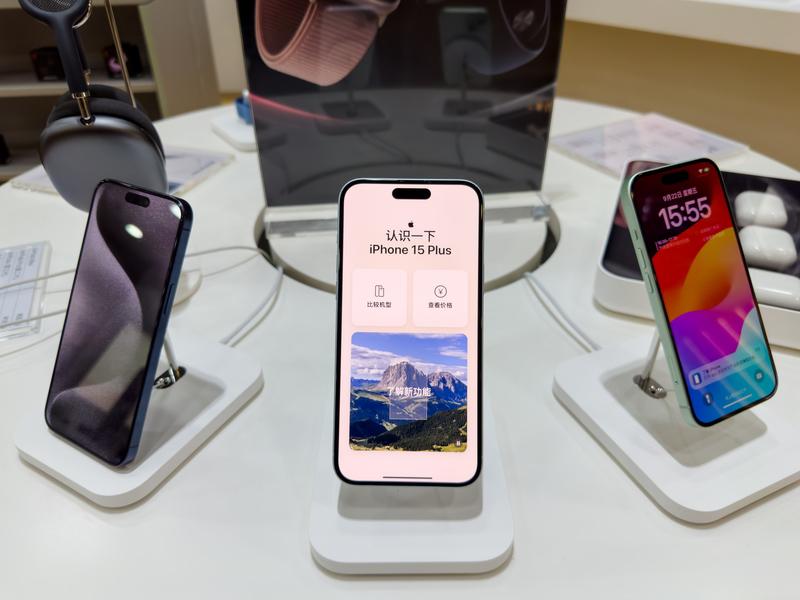 看一个人有没有钱就看用什么手机就知道！要是苹果最新款的，那基本上都是月光族，有可