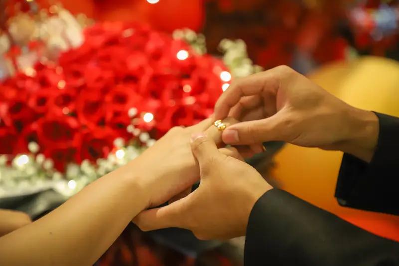 订婚之日，愿女儿岁岁安澜今天是女儿订婚的大喜日子，看着她身着盛装、眉眼带笑的