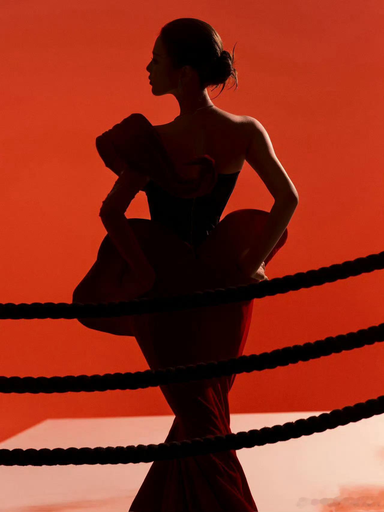 杨超越身穿越南设计师品牌LouBe的红丝绒礼服即将亮相微博视界大会！微博视界大会