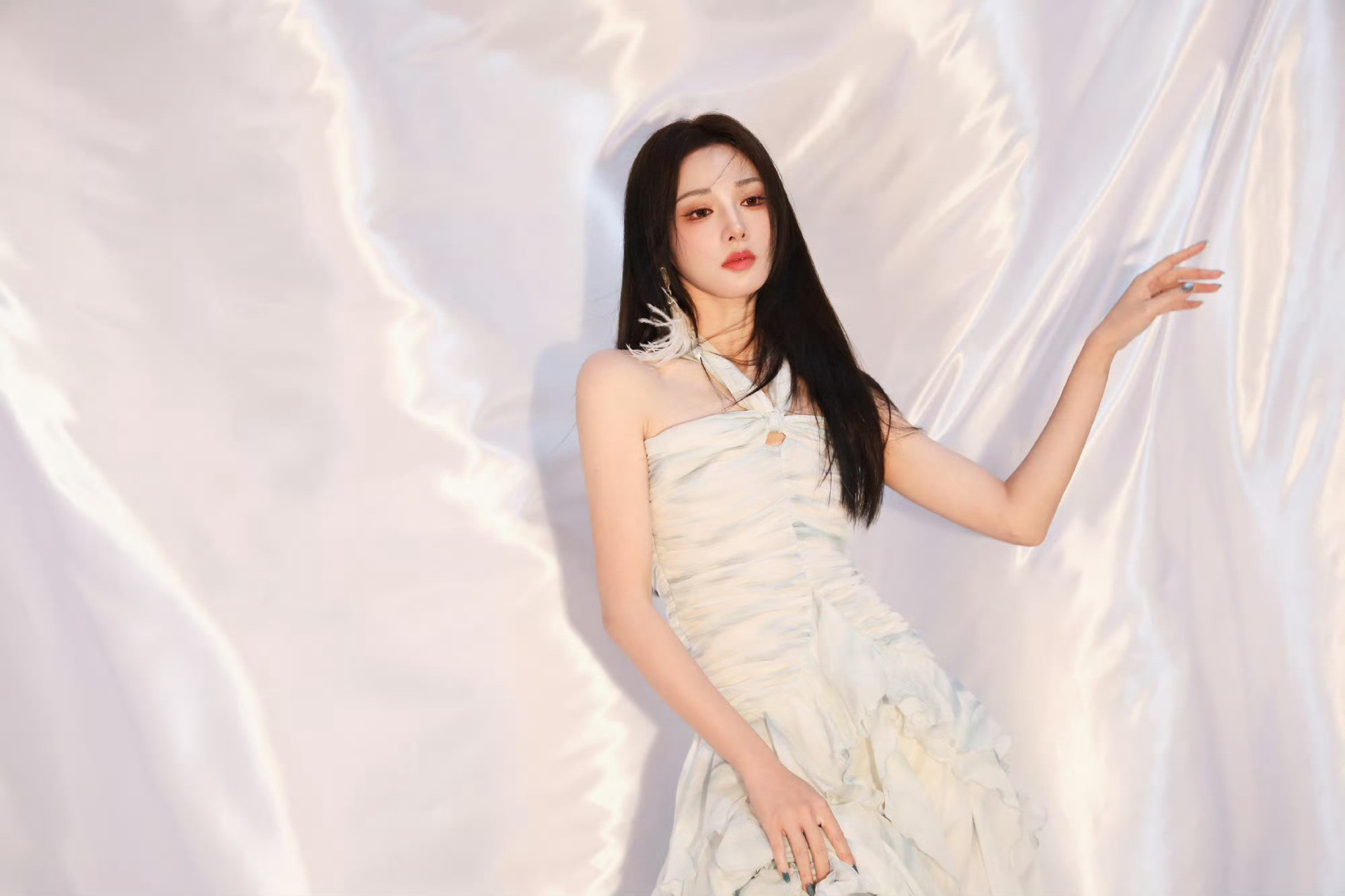 彭小苒白色礼服好美啊啊！！波光艳艳等一场蝶变～