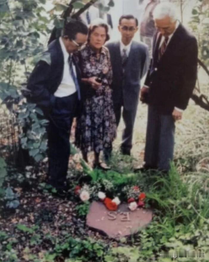 1981年8月，黄华（左一）同美国斯诺纪念基金会主席玛丽·戴蒙德、E.格雷·戴蒙