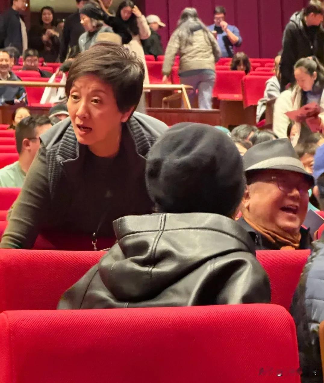 张国立的音乐话剧《情歌》在北京演出，老婆邓婕和众多好友现身捧场。71岁的张国立