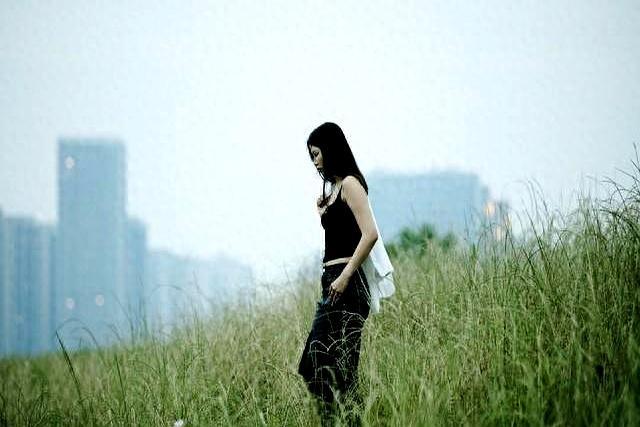 同事娶了个山东农村媳妇，大专毕业，在幼儿园上班。车子、房子、彩礼姑娘一分没要，但