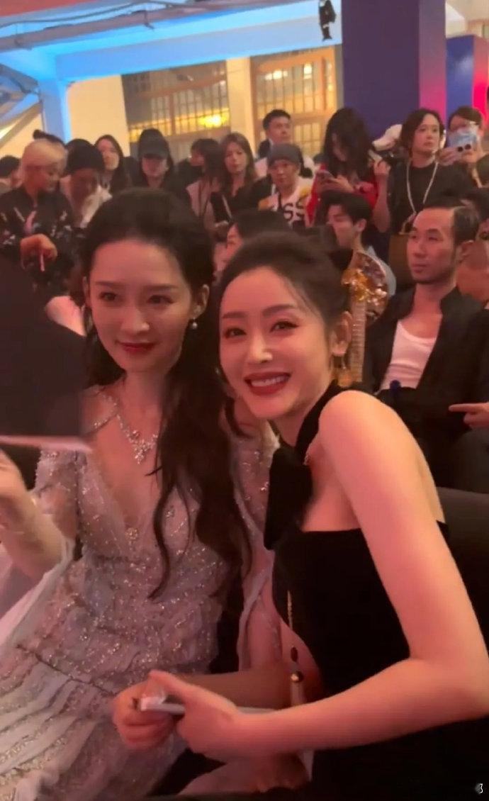 总感觉张天爱想亲李沁[doge]然后捂嘴了不好意思了​​​​