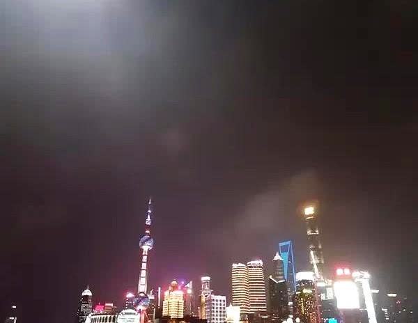 我老公准备跳槽，有两个选择：回老家的话年薪35W，去上海的话年薪60W，老公问我