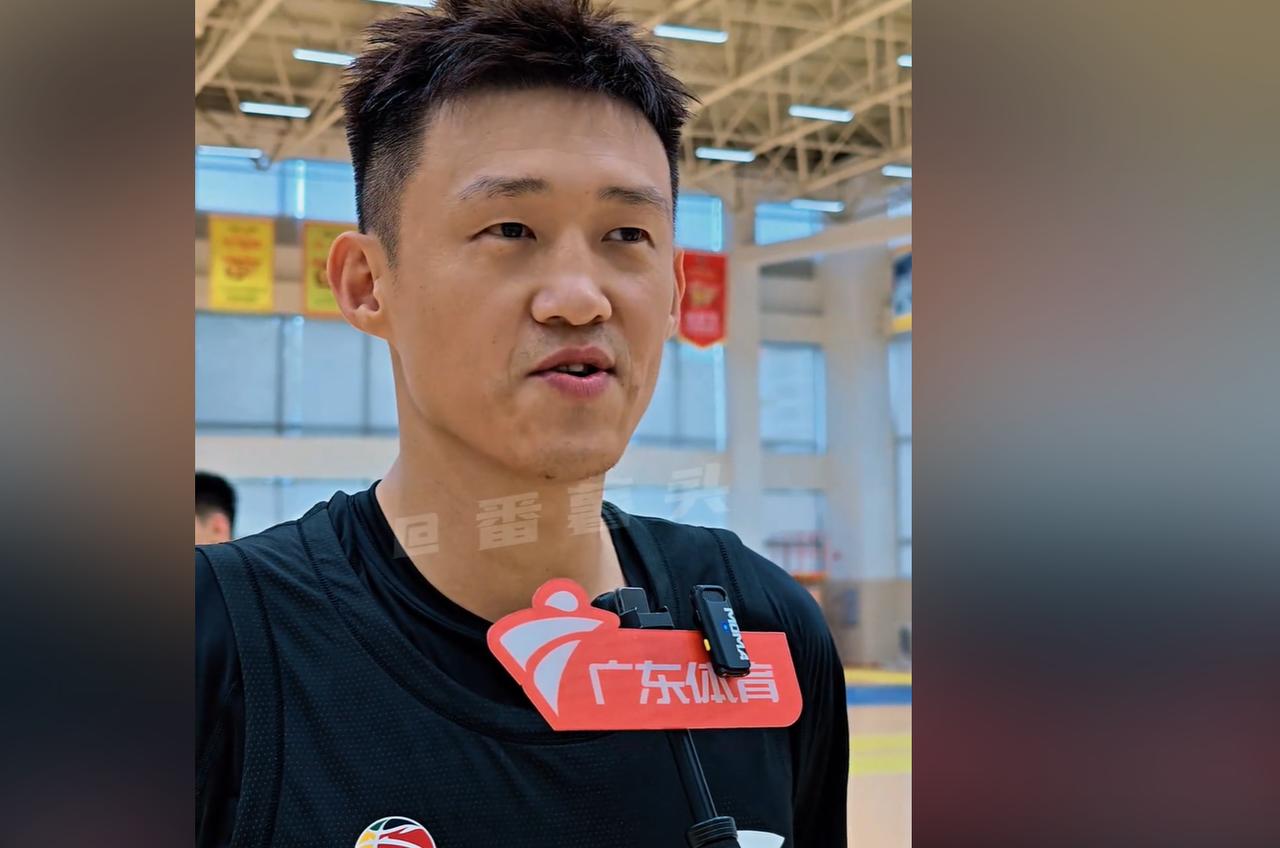 周鹏不吃这一套！昨晚，杜锋应邀出席广东男篮出征仪式，作为前任球队主教练，杜锋
