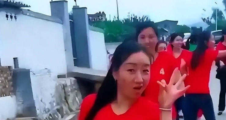 山西一对夫妻，生了11胎全是女儿，丈夫眼看妻子生不出儿子，无奈决定放弃，谁料，1