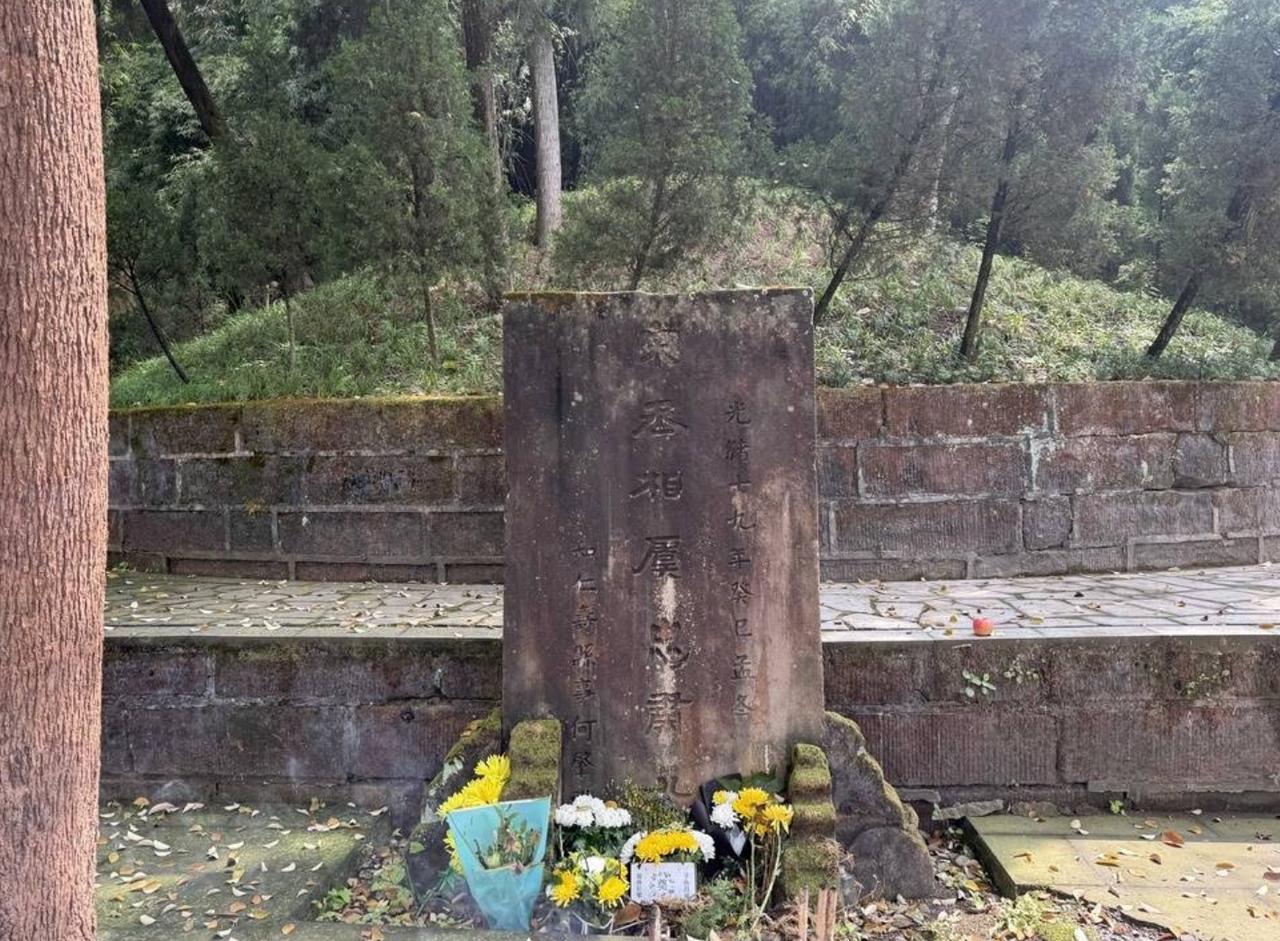 800年14代人，只为一句承诺守墓到底，这才是刻在中国人骨子里的浪漫！在这个