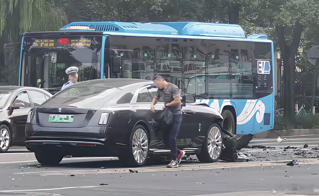 【逆行？这你受得了吗？】知名车评人从“开车规矩”到全责事故，目前事故核心细节仍存