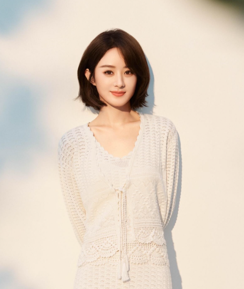 赵丽颖最新照片来了镜头里的颖宝，没有用力的表情，也没有夸张的动作，只是自然地舒