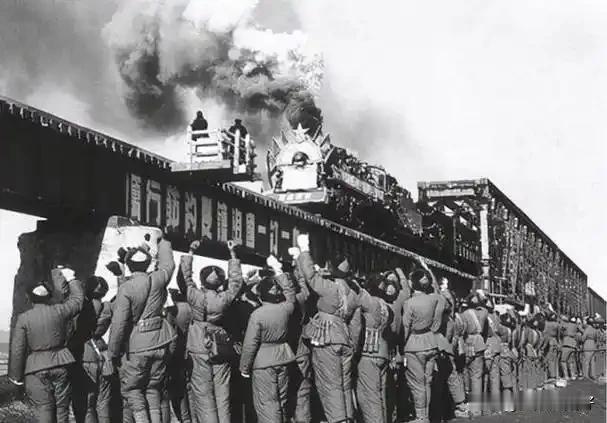 1951年，洪学智下令把几百辆卡车排一字长蛇阵送给美军炸，彭德怀听完没骂娘，反而