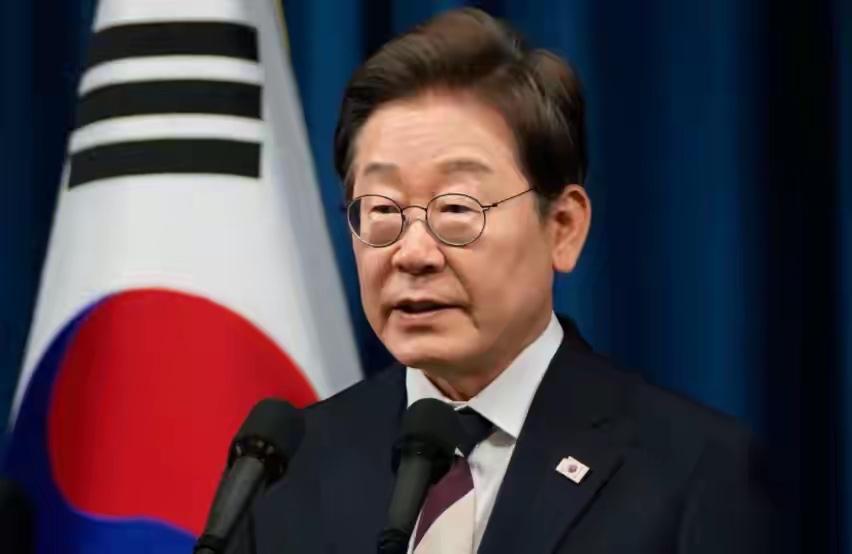 韩国这两周的政治温度，比汽油价格还“烫”。李在明支持率突然蹿上去，不是靠演讲，也