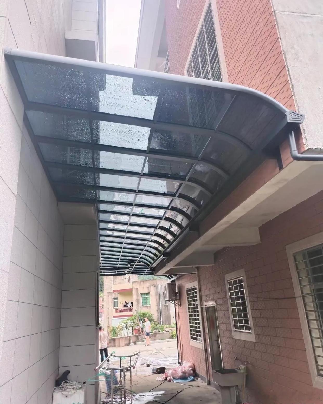 装这个雨棚，邻居是怎么同意的？