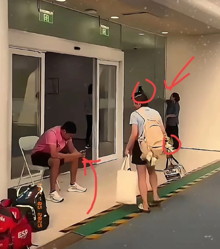 心疼死我了！比赛结束，全红婵独自离开，竟没有一个人在乎她的情绪！