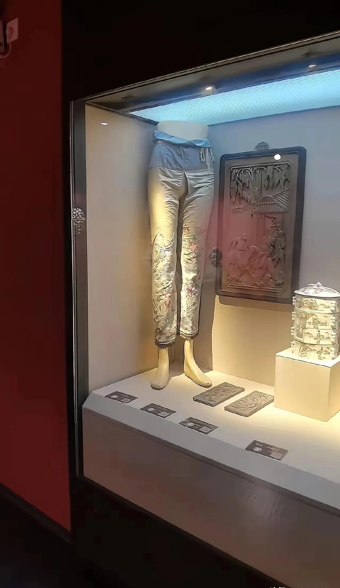 看到博物馆中的古代的裤子，发现裤子中间竟然是开档的，这时候脑中满是头脑风暴，各