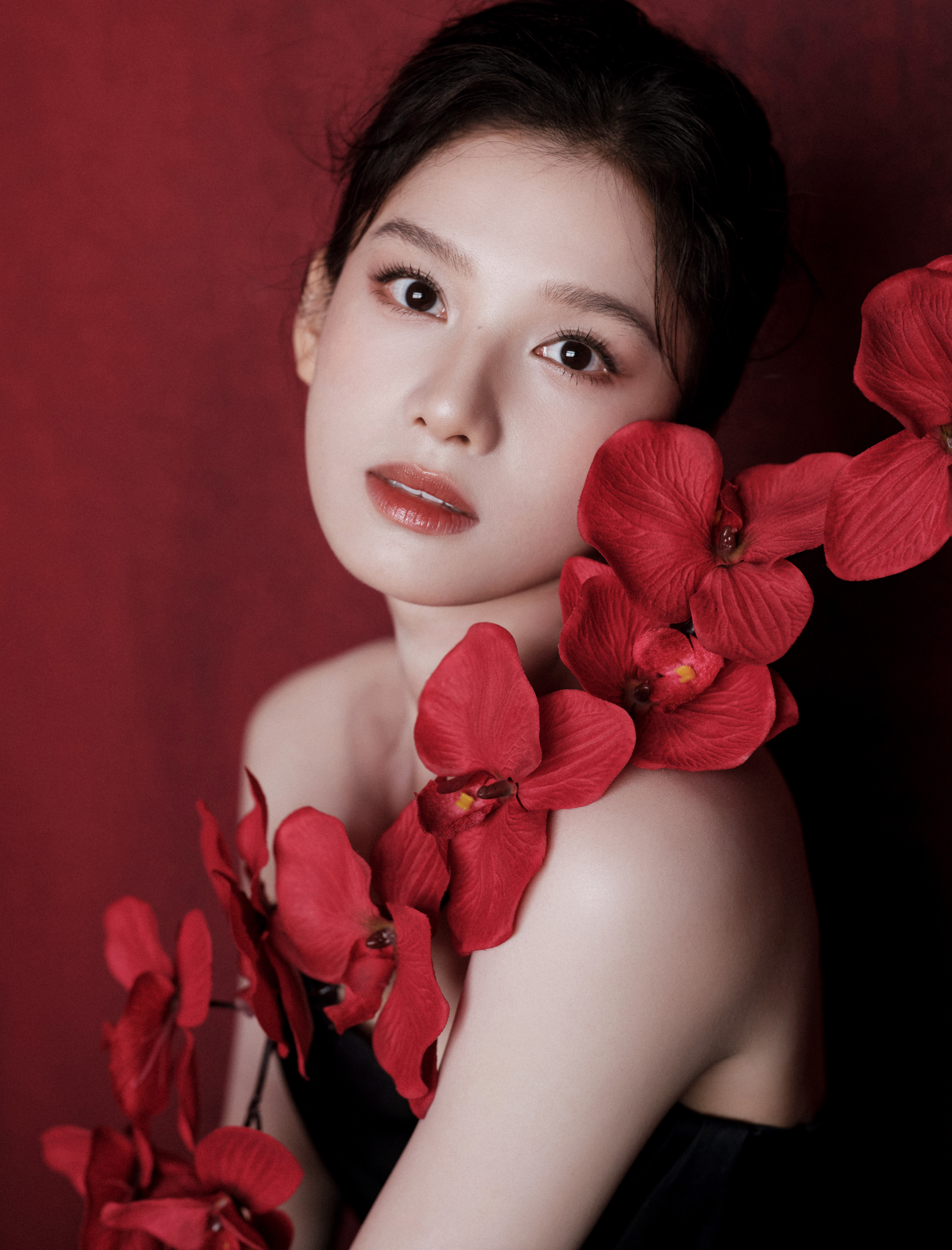 张婧仪黑裙衬得气场全开，珠宝叠翠又添几分明艳。