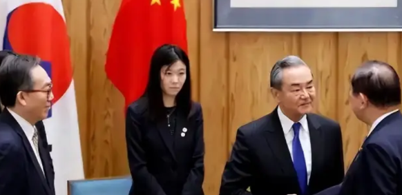 王毅、石破茂会面东京，不到24小时，中国宣布加征关税！3月21日王毅、石破茂和日